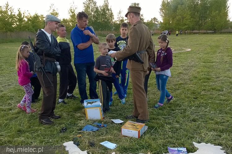Przyszli zobaczyć jak ich dziadkowie walczyli z okupantem. Historyczny piknik w Podborzu