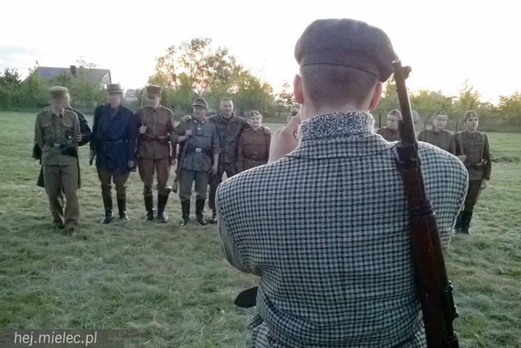 Przyszli zobaczyć jak ich dziadkowie walczyli z okupantem. Historyczny piknik w Podborzu
