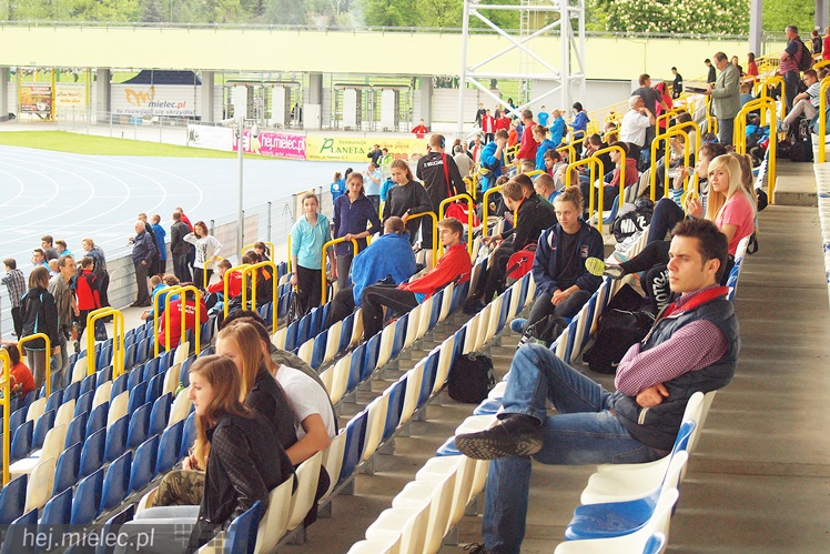 Kilkaset osób na starcie pierwszych zawodów LA na Stadionie Miejskim w tym sezonie