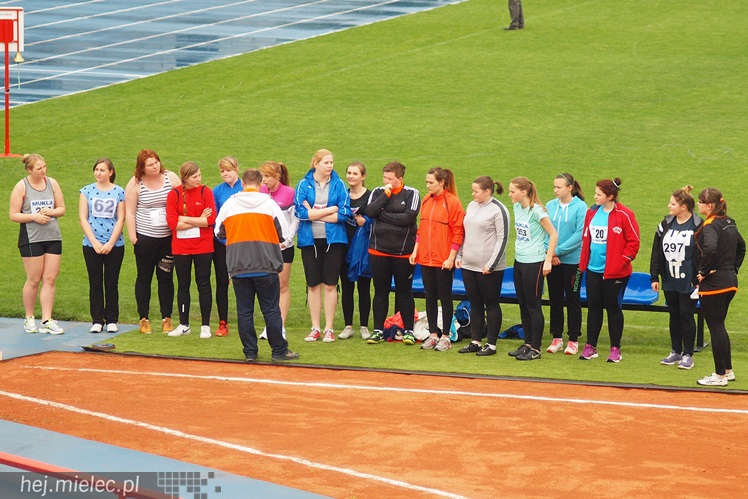 Kilkaset osób na starcie pierwszych zawodów LA na Stadionie Miejskim w tym sezonie