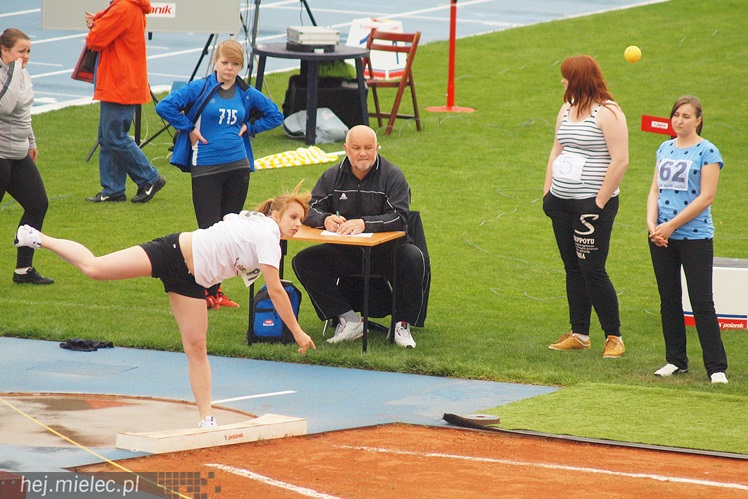 Kilkaset osób na starcie pierwszych zawodów LA na Stadionie Miejskim w tym sezonie