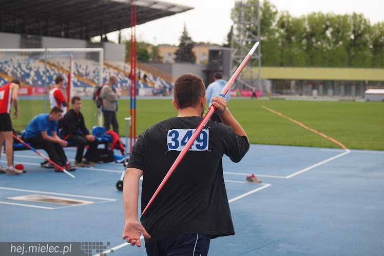 Kilkaset osób na starcie pierwszych zawodów LA na Stadionie Miejskim w tym sezonie