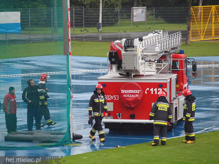 Interwencja straży na stadionie. Silny wiatr uszkodził słup rzutni lekkoatletycznej