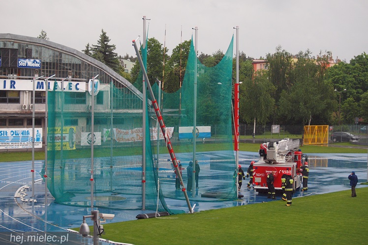 Interwencja straży na stadionie. Silny wiatr uszkodził słup rzutni lekkoatletycznej
