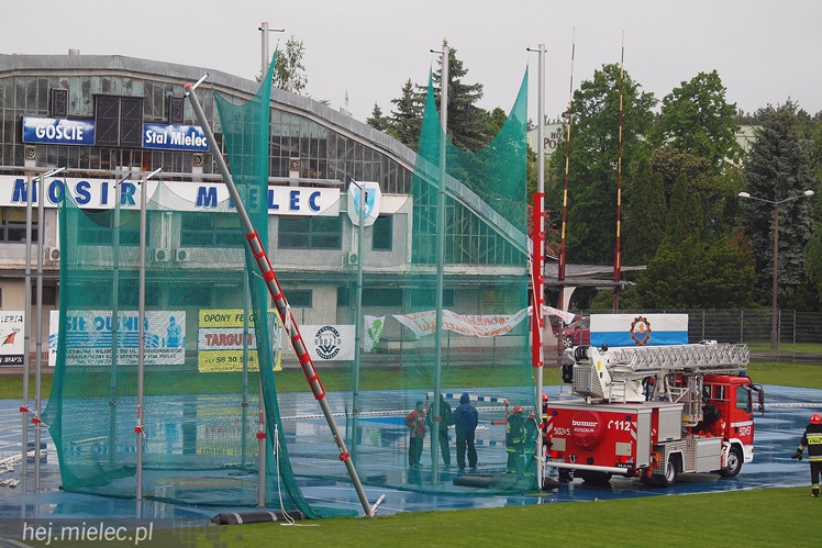 Interwencja straży na stadionie. Silny wiatr uszkodził słup rzutni lekkoatletycznej