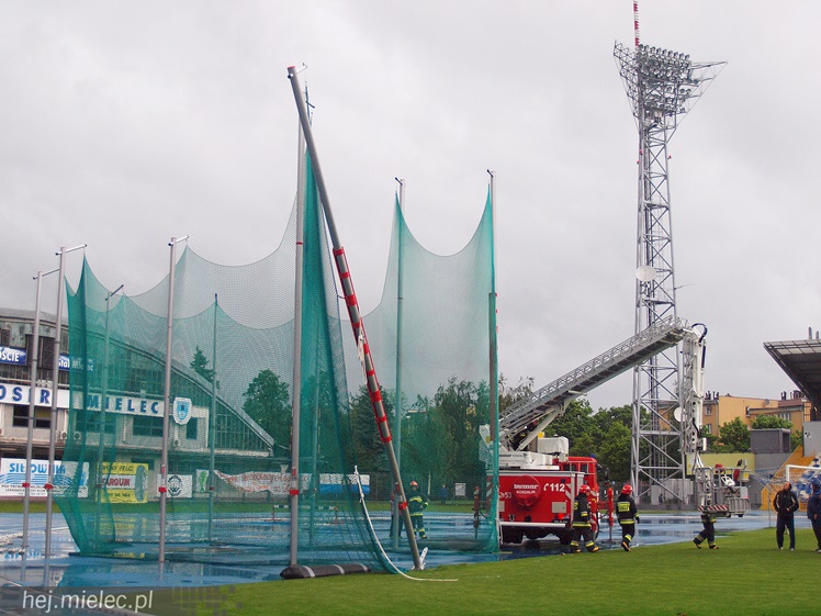 Interwencja straży na stadionie. Silny wiatr uszkodził słup rzutni lekkoatletycznej