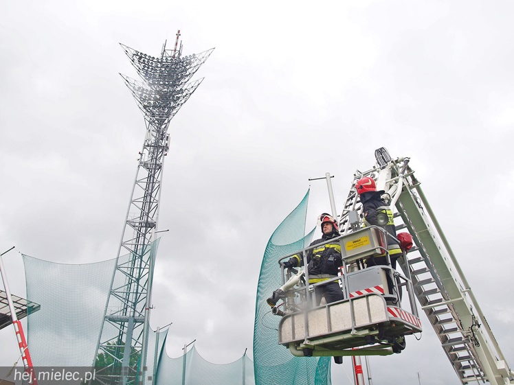 Interwencja straży na stadionie. Silny wiatr uszkodził słup rzutni lekkoatletycznej