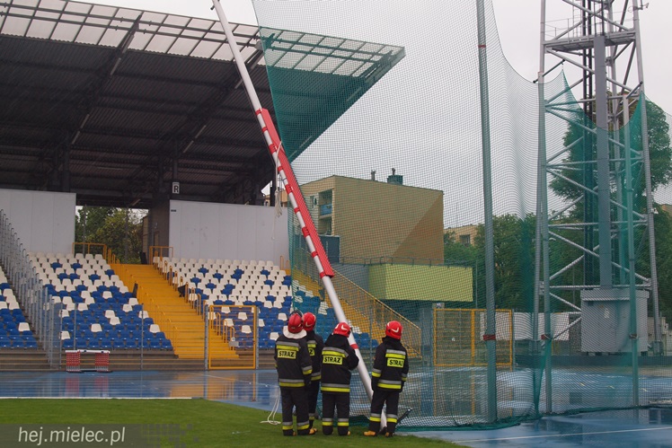 Interwencja straży na stadionie. Silny wiatr uszkodził słup rzutni lekkoatletycznej