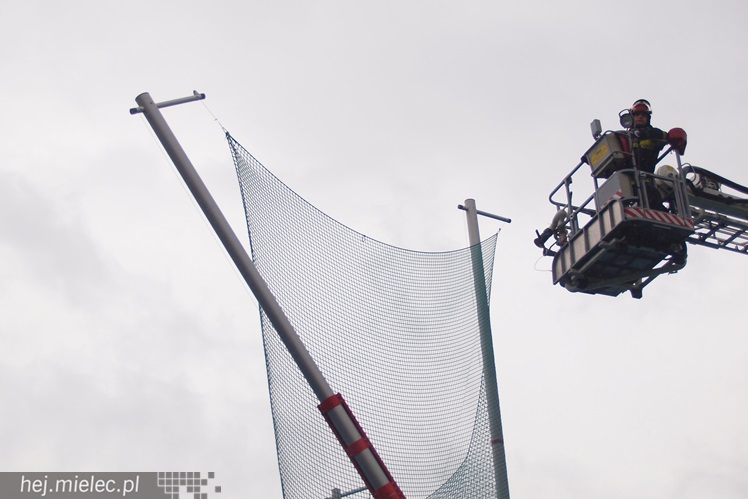 Interwencja straży na stadionie. Silny wiatr uszkodził słup rzutni lekkoatletycznej
