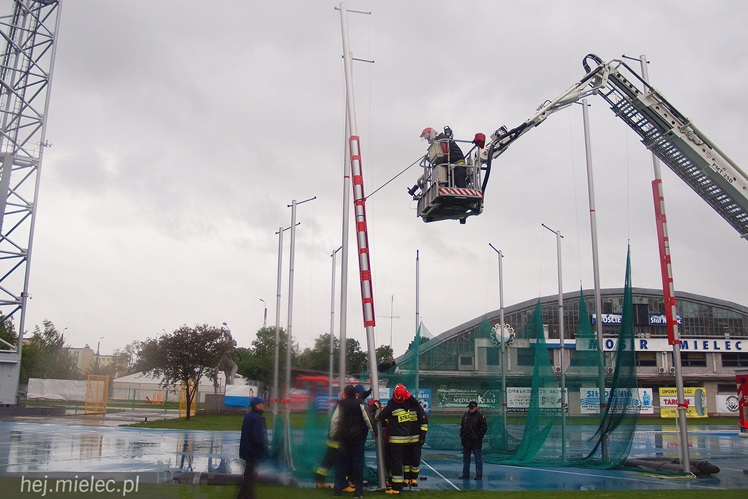 Interwencja straży na stadionie. Silny wiatr uszkodził słup rzutni lekkoatletycznej