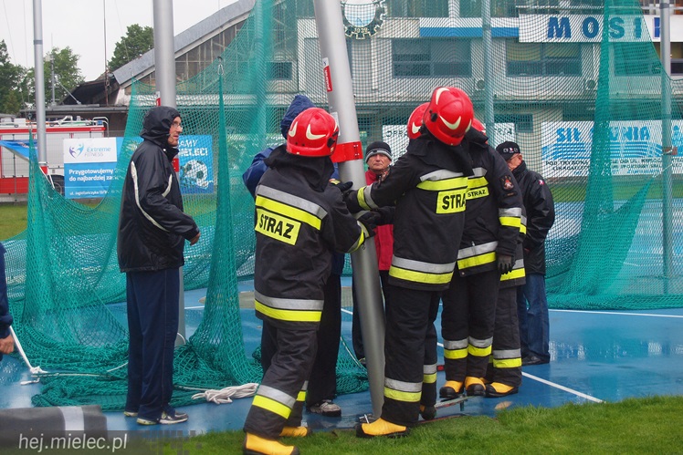 Interwencja straży na stadionie. Silny wiatr uszkodził słup rzutni lekkoatletycznej