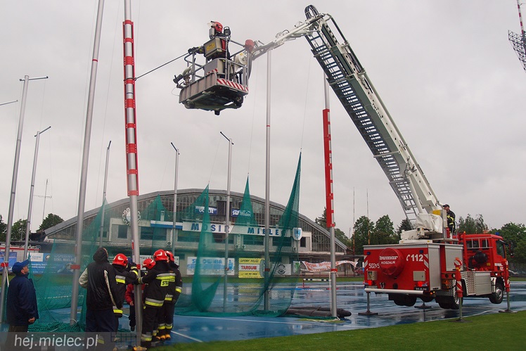 Interwencja straży na stadionie. Silny wiatr uszkodził słup rzutni lekkoatletycznej