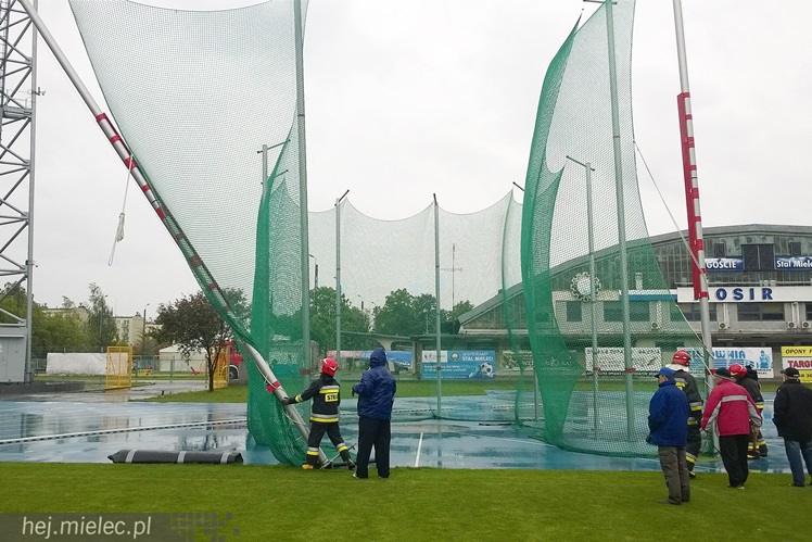 Interwencja straży na stadionie. Silny wiatr uszkodził słup rzutni lekkoatletycznej