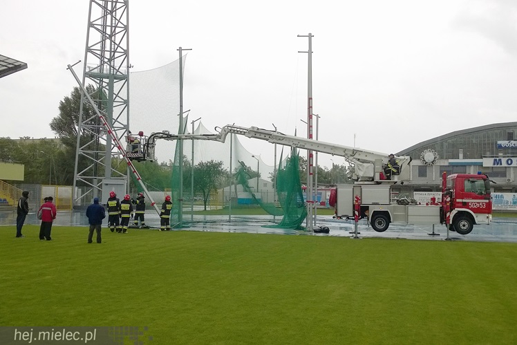 Interwencja straży na stadionie. Silny wiatr uszkodził słup rzutni lekkoatletycznej