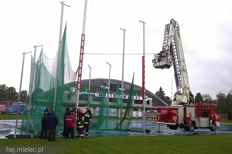Interwencja straży na stadionie. Silny wiatr uszkodził słup rzutni lekkoatletycznej