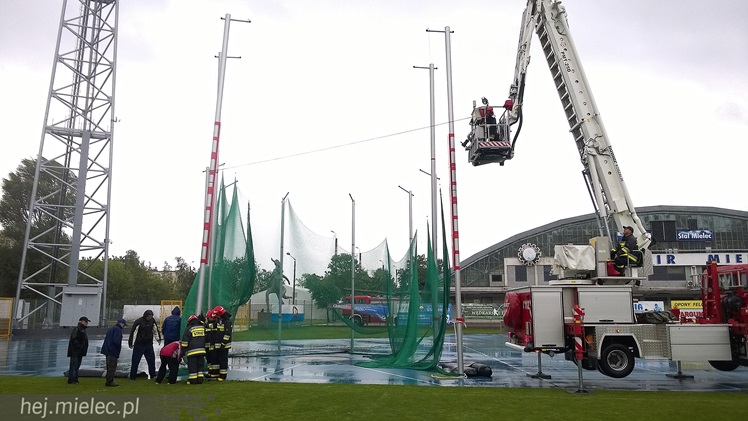 Interwencja straży na stadionie. Silny wiatr uszkodził słup rzutni lekkoatletycznej
