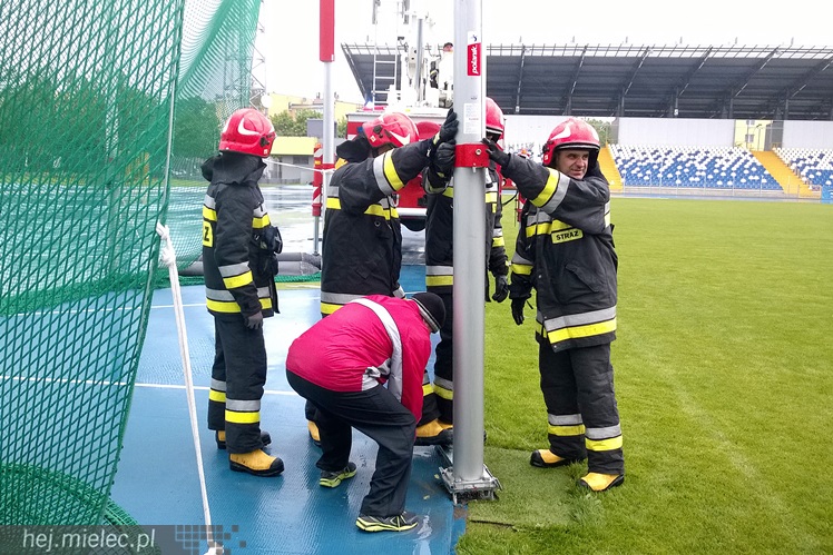 Interwencja straży na stadionie. Silny wiatr uszkodził słup rzutni lekkoatletycznej