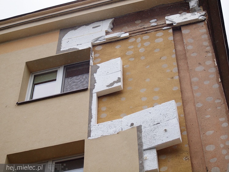 Porywisty wiatr łamie drzewa, zrywa poszycia dachów i ocieplenia budynków