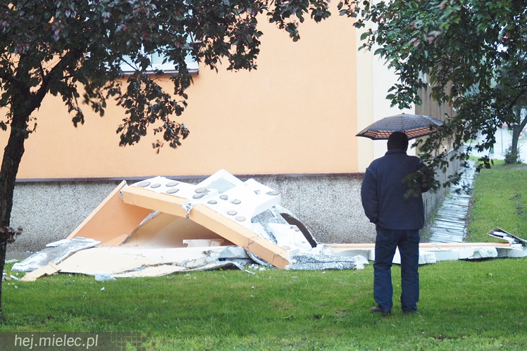 Porywisty wiatr łamie drzewa, zrywa poszycia dachów i ocieplenia budynków