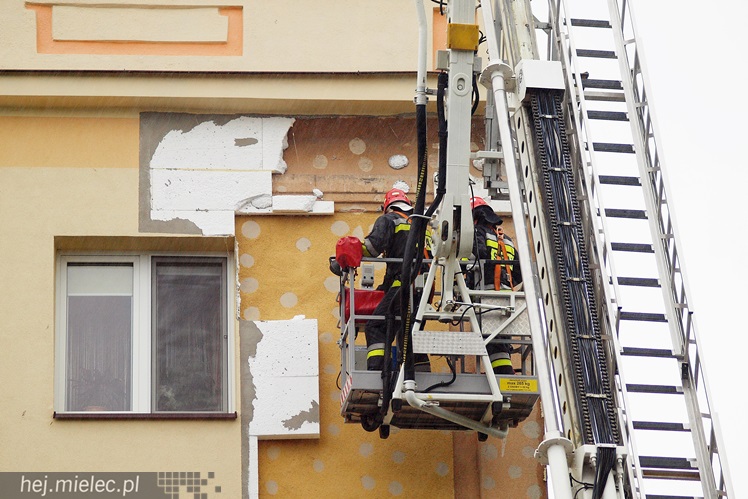 Porywisty wiatr łamie drzewa, zrywa poszycia dachów i ocieplenia budynków
