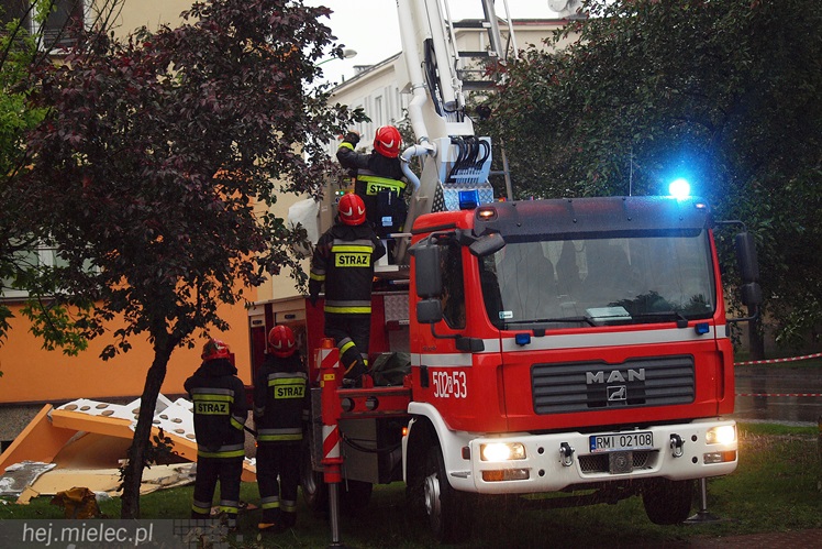 Porywisty wiatr łamie drzewa, zrywa poszycia dachów i ocieplenia budynków