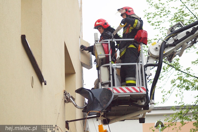 Porywisty wiatr łamie drzewa, zrywa poszycia dachów i ocieplenia budynków