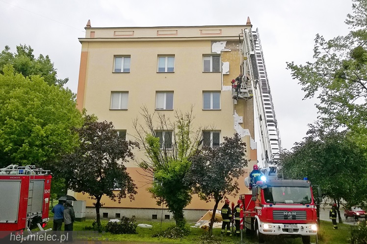 Porywisty wiatr łamie drzewa, zrywa poszycia dachów i ocieplenia budynków