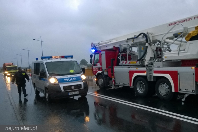 Porywisty wiatr łamie drzewa, zrywa poszycia dachów i ocieplenia budynków