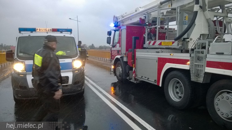 Porywisty wiatr łamie drzewa, zrywa poszycia dachów i ocieplenia budynków