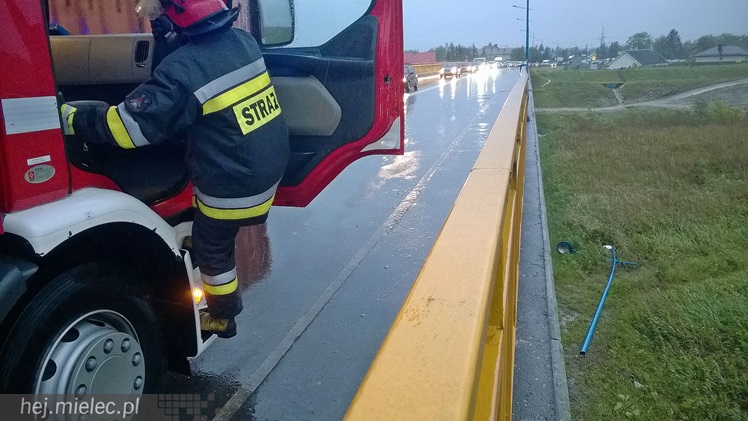 Porywisty wiatr łamie drzewa, zrywa poszycia dachów i ocieplenia budynków
