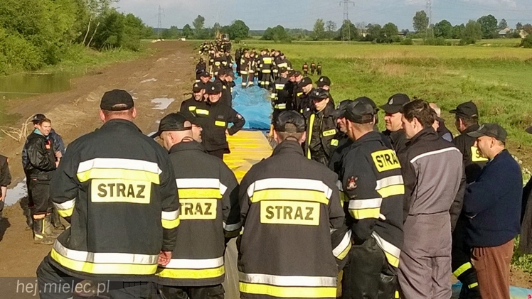 Akcja podnoszenia wału w Książnicach