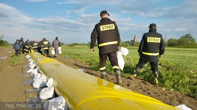 Akcja podnoszenia wału w Książnicach