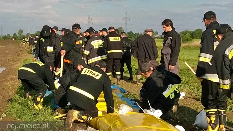 Akcja podnoszenia wału w Książnicach