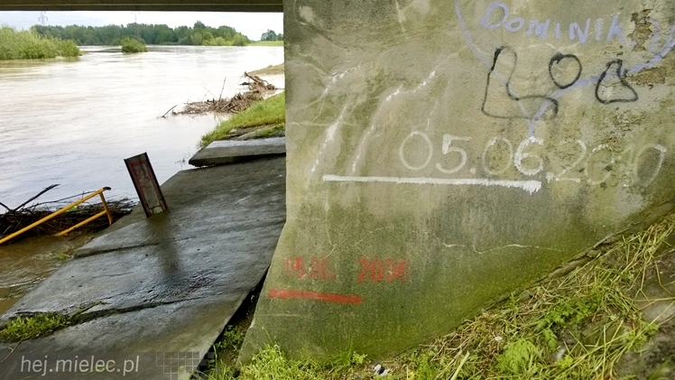 Wisłoka w obrębie mostu wczesnym popołudniem