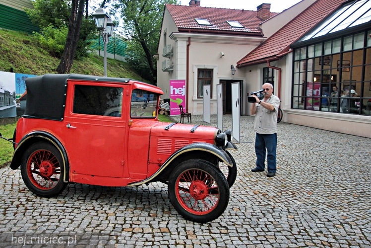 Zabytkowe pojazdy otoczyły Jadernówkę, nowoczesne roboty wypełniły wnętrza -  Noc Muzeum 2014