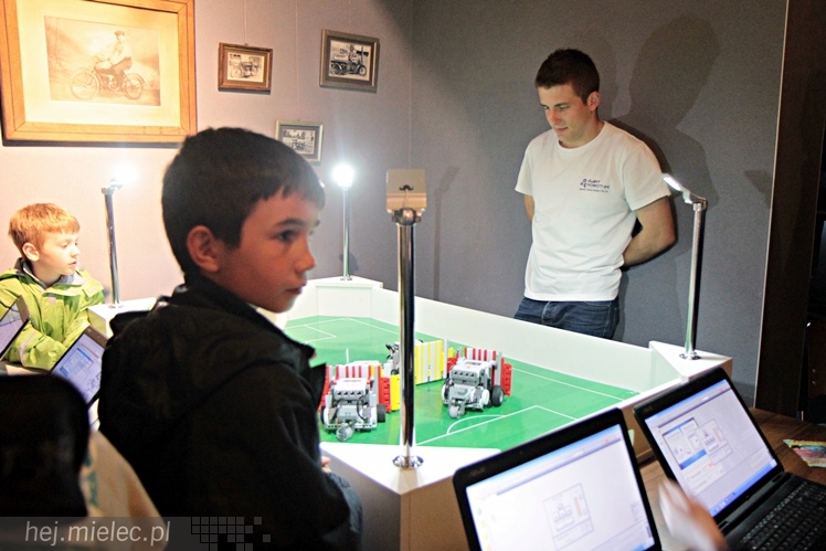 Zabytkowe pojazdy otoczyły Jadernówkę, nowoczesne roboty wypełniły wnętrza -  Noc Muzeum 2014