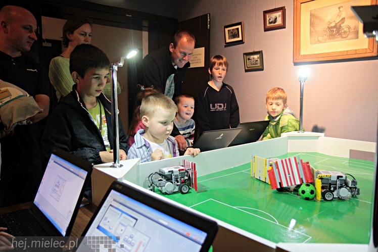 Zabytkowe pojazdy otoczyły Jadernówkę, nowoczesne roboty wypełniły wnętrza -  Noc Muzeum 2014