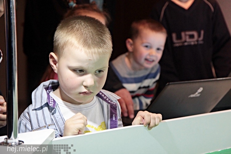 Zabytkowe pojazdy otoczyły Jadernówkę, nowoczesne roboty wypełniły wnętrza -  Noc Muzeum 2014