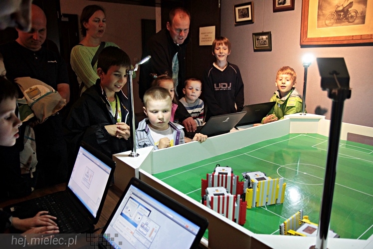 Zabytkowe pojazdy otoczyły Jadernówkę, nowoczesne roboty wypełniły wnętrza -  Noc Muzeum 2014