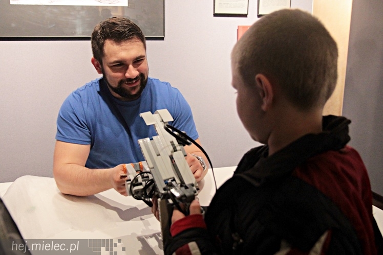 Zabytkowe pojazdy otoczyły Jadernówkę, nowoczesne roboty wypełniły wnętrza -  Noc Muzeum 2014