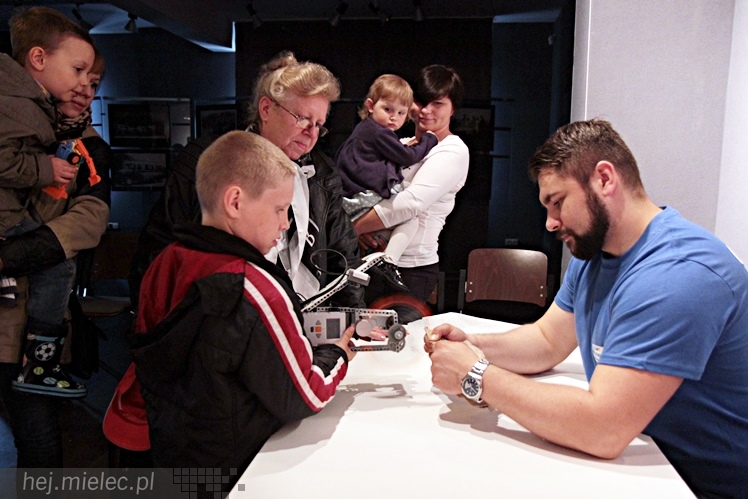 Zabytkowe pojazdy otoczyły Jadernówkę, nowoczesne roboty wypełniły wnętrza -  Noc Muzeum 2014