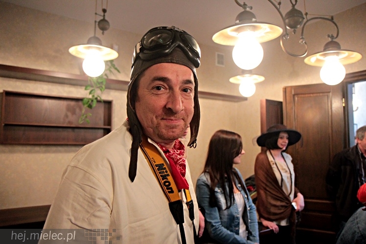 Zabytkowe pojazdy otoczyły Jadernówkę, nowoczesne roboty wypełniły wnętrza -  Noc Muzeum 2014