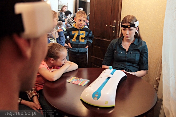 Zabytkowe pojazdy otoczyły Jadernówkę, nowoczesne roboty wypełniły wnętrza -  Noc Muzeum 2014
