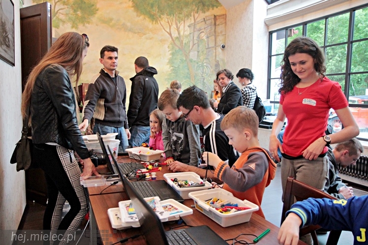 Zabytkowe pojazdy otoczyły Jadernówkę, nowoczesne roboty wypełniły wnętrza -  Noc Muzeum 2014