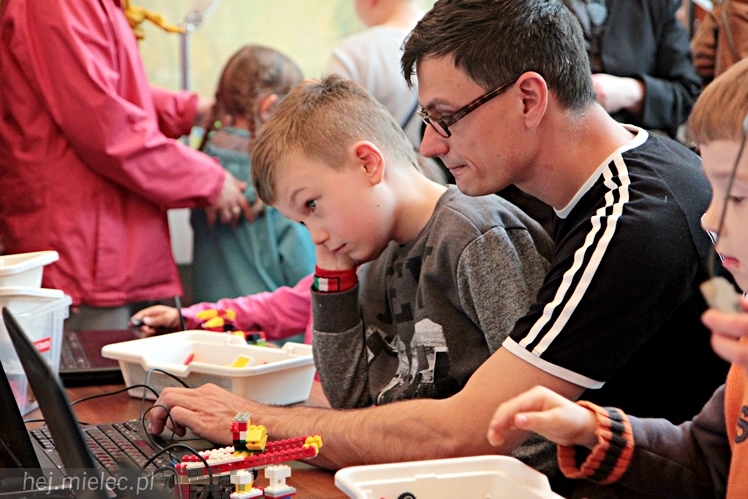 Zabytkowe pojazdy otoczyły Jadernówkę, nowoczesne roboty wypełniły wnętrza -  Noc Muzeum 2014