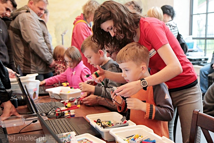 Zabytkowe pojazdy otoczyły Jadernówkę, nowoczesne roboty wypełniły wnętrza -  Noc Muzeum 2014