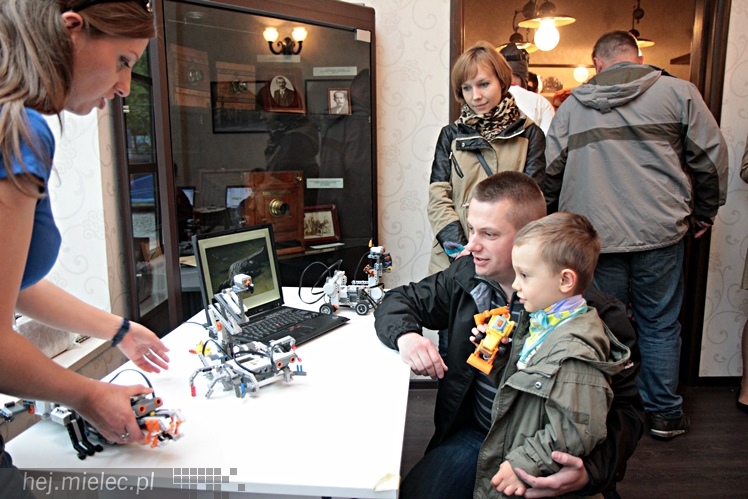 Zabytkowe pojazdy otoczyły Jadernówkę, nowoczesne roboty wypełniły wnętrza -  Noc Muzeum 2014