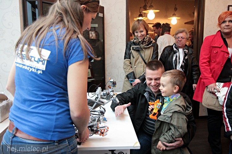 Zabytkowe pojazdy otoczyły Jadernówkę, nowoczesne roboty wypełniły wnętrza -  Noc Muzeum 2014