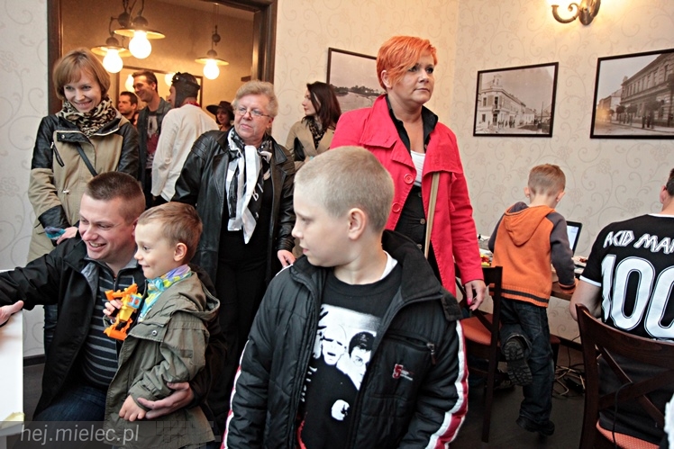 Zabytkowe pojazdy otoczyły Jadernówkę, nowoczesne roboty wypełniły wnętrza -  Noc Muzeum 2014