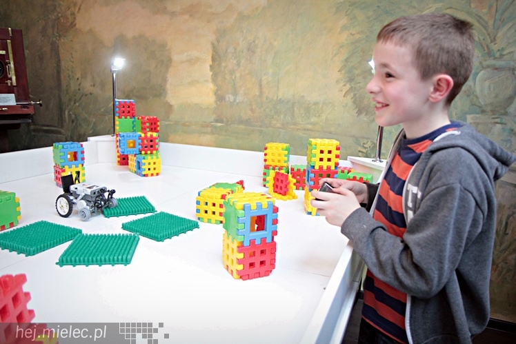 Zabytkowe pojazdy otoczyły Jadernówkę, nowoczesne roboty wypełniły wnętrza -  Noc Muzeum 2014